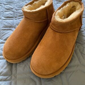 UGG sz 8 Classic Ultra Mini Chestnut boot
Suede upper wool blend lining like new